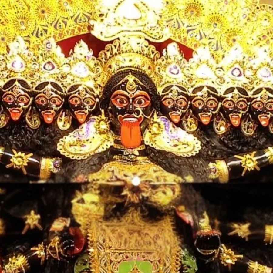 সিআইটি পার্কে পুজো হয় দক্ষিণ চেতলা সর্বজনীন মহাকালীর। এখানে দেবী মূর্তির দশটা মাথা, দশ হাত এবং পা। 