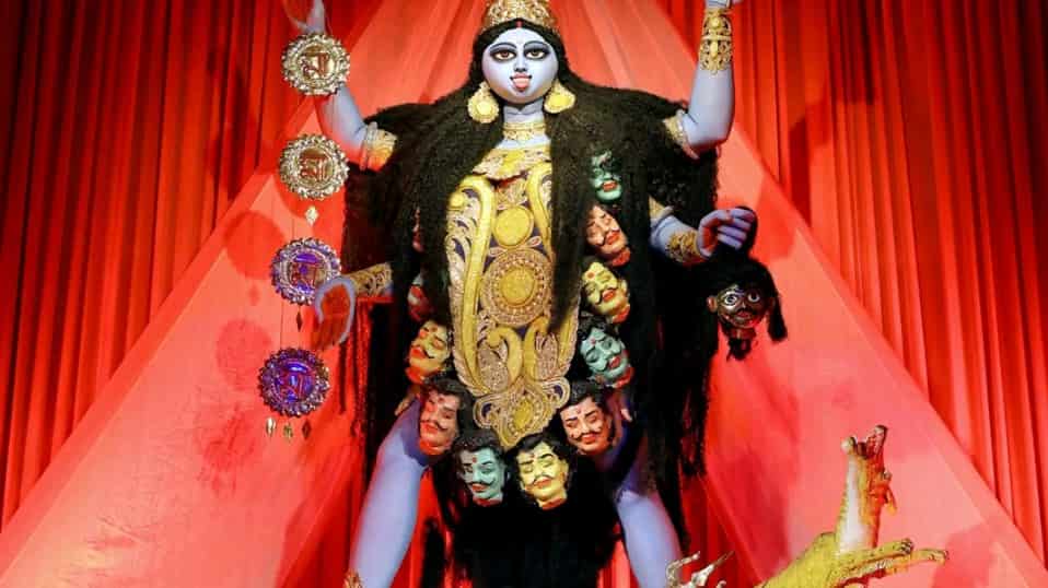 দক্ষিণেশ্বরের ভবতারিণী মায়ের আদলে তৈরি মূর্তির পুজো হয় ইয়ং ইনস্টিটিউটে। 