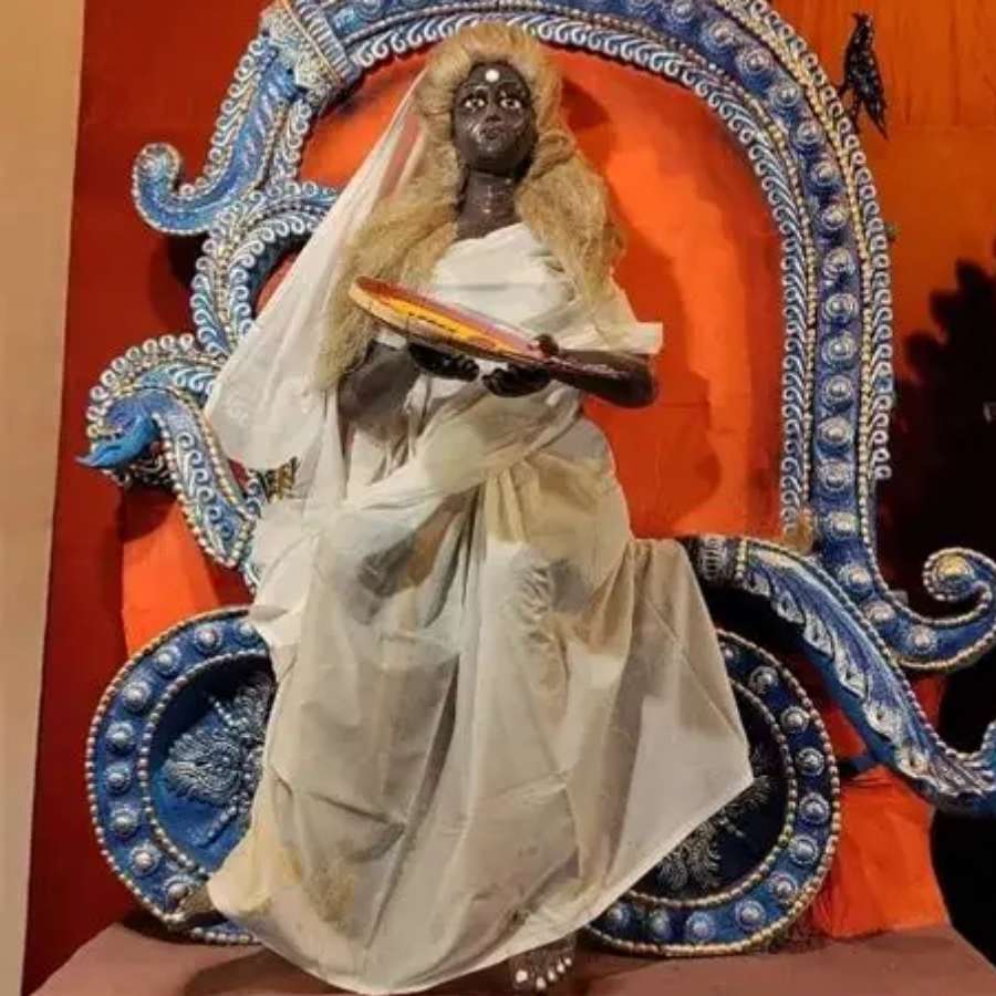 কালীপুজোর ক’দিন পর প্যারীমোহন রোডে পুজো হয় দশমহাবিদ্যার। সেখানে থাকে কালী, তারা, ষোড়শী, ভৈরবী, ভুবনেশ্বরী, ছিন্নমস্তা, ধূমাবতী, বগলা, মাতঙ্গী, কমলার মূর্তি। গোটা রাত জেগে পুজো হয়।