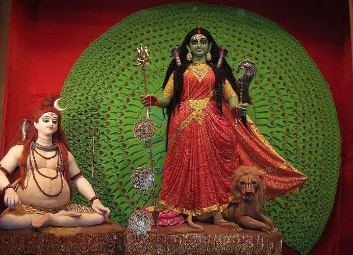 চেতলা হাট রোডে পুজো পান হাজার হাত কালী। 