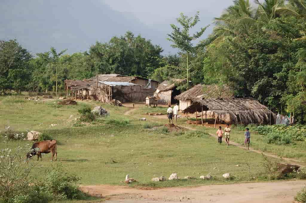 কালী পুজো দোরগোড়ায়, চার দিকে চলছে উৎসবের প্রস্তুতি। কিন্তু জানেন কি তামিলনাড়ুর সালেম জেলার মল্লমুপট্টি গ্রামে এক অদ্ভুত দেবতার পুজো হয়?