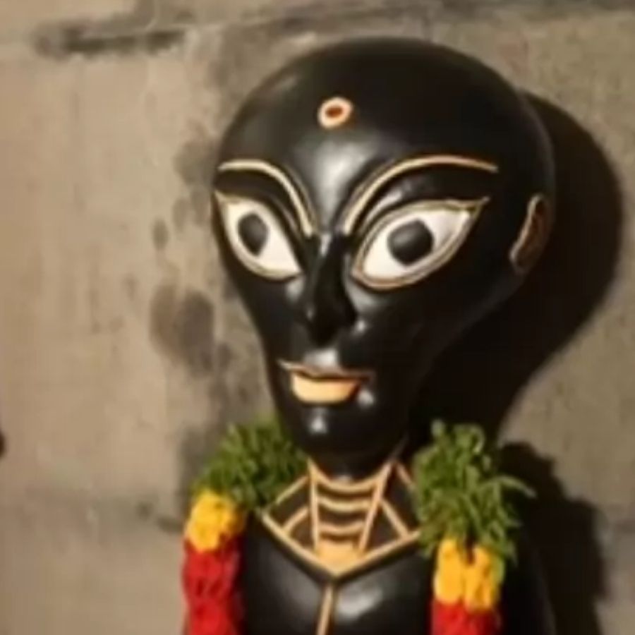 তিনি আরও জানিয়েছেন, সিনেমায় যেমন শিংওয়ালা ভিনগ্রহী দেখানো হয়, বাস্তবে তারা তেমন নয়। তাদের চেহারা মানুষের মতোই স্বাভাবিক, আর তাদের মধ্যেও নারী-পুরুষের ভেদ আছে। তাঁর দাবি, এই দেবতারা পৃথিবীর কোনও ক্ষতি করবেন না, বরং ভাল করার জন্যই মানুষের খোঁজ করেন।