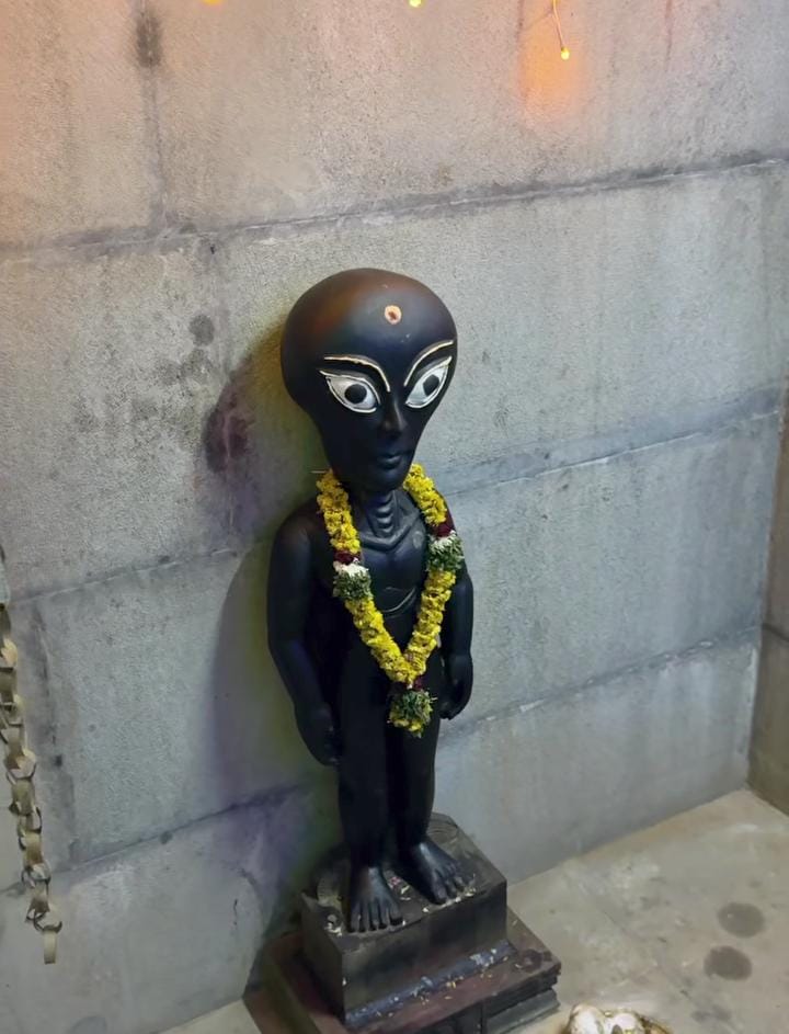 মল্লামুপট্টির এই মন্দির যেন এখন কৌতূহল আর বিশ্বাসের এক অদ্ভুত মিলনক্ষেত্র। (এই প্রতিবেদনটি ‘আনন্দ উৎসব’ ফিচারের একটি অংশ)।