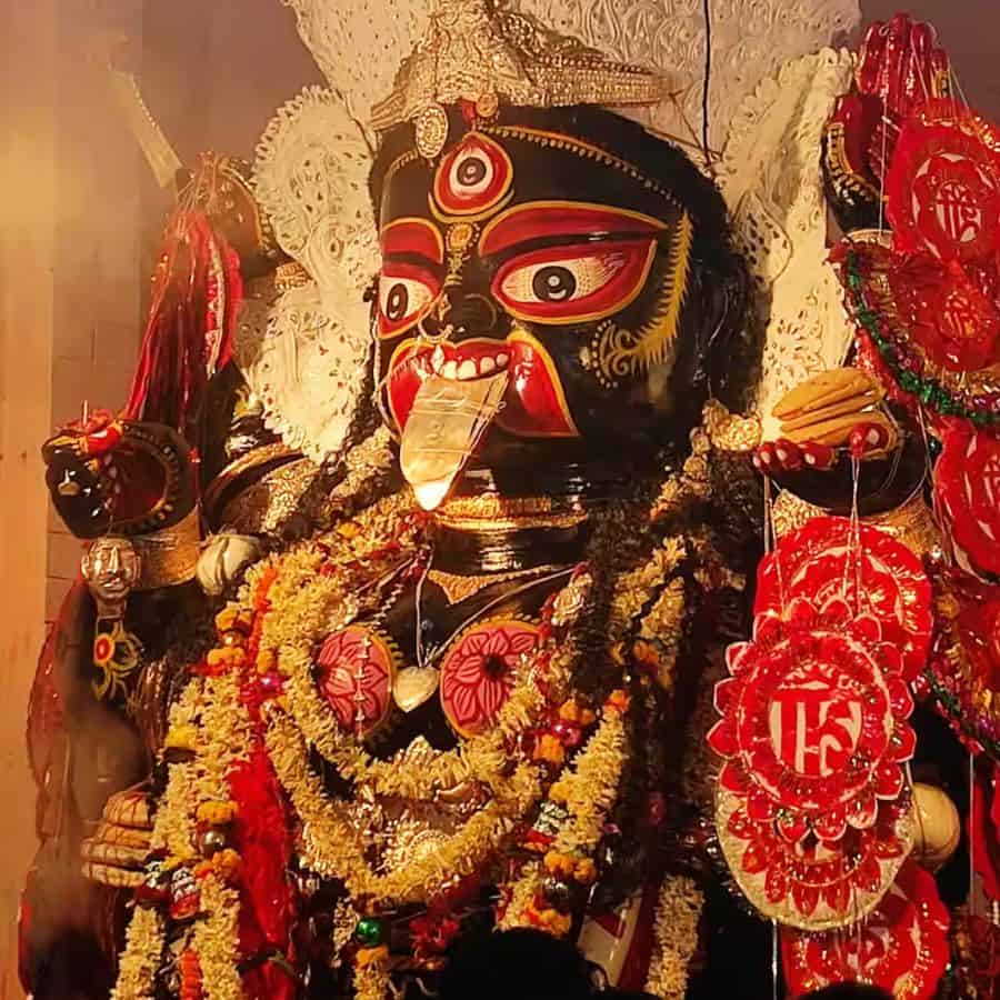  পূর্ব বর্ধমানের কাটোয়ার মুস্থূলী গ্রামে এমনই এক প্রাচীন ঐতিহ্য বহন করে চলেছে মা বোলতলা কালীপুজো। স্থানীয়দের কাছে তিনি ‘মেজঠাকরুন’ নামেই পরিচিত।