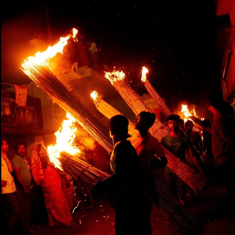 কথিত আছে, বহু বছর আগে এক সাধক এই গ্রামের এক বকুল গাছের নীচে ছোট্ট মূর্তি প্রতিষ্ঠা করে কালীর আরাধনা শুরু করেন। সেই বকুলতলার কালীই পরে ‘বোলতলা কালী’ নামে প্রসিদ্ধ হন।