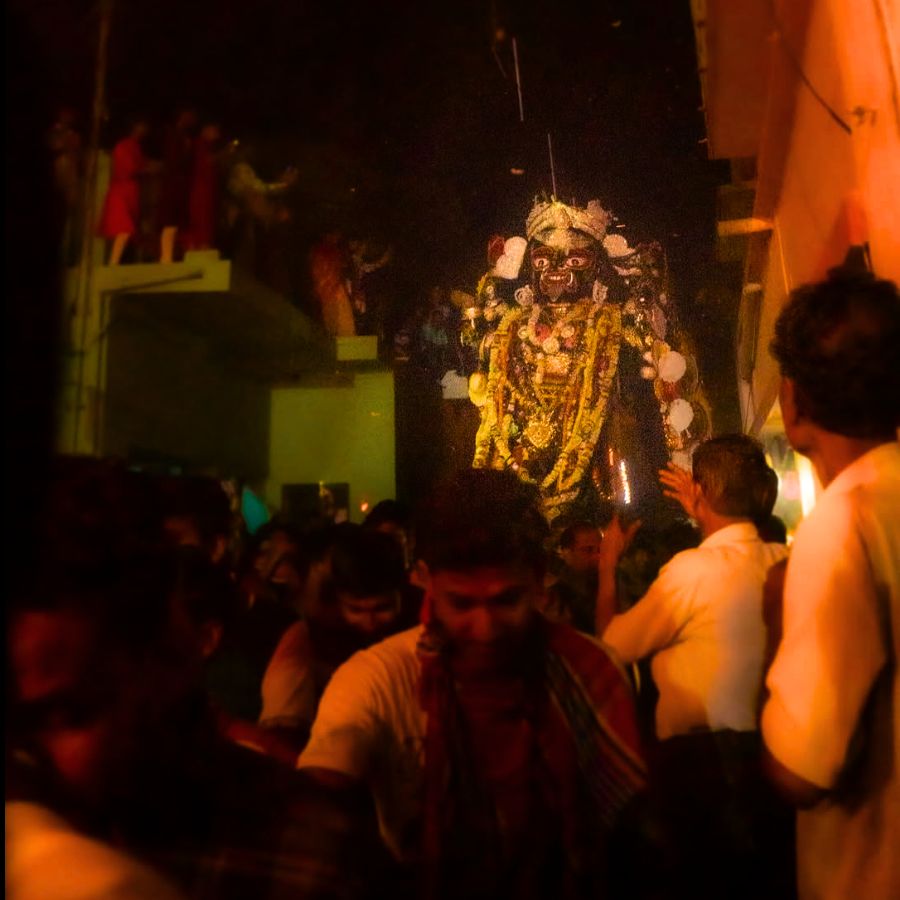 কালের নিয়মে ভক্তদের দানে তৈরি হয় মন্দির। সাধকের তিরোধানের পর পুজো প্রথমে সামলেছেন স্থানীয় জমিদাররা। পরে জনৈকা রানি দাস দায়িত্ব নেন। বর্তমানে তাঁর উত্তরসূরিরা চার পুরুষ ধরে এই পুজোয় যুক্ত। এখন এই পুজো বারোয়ারি, একটি ট্রাস্টের মাধ্যমে গ্রামবাসীরাই ভক্তি ভরে তা পরিচালনা করেন। 