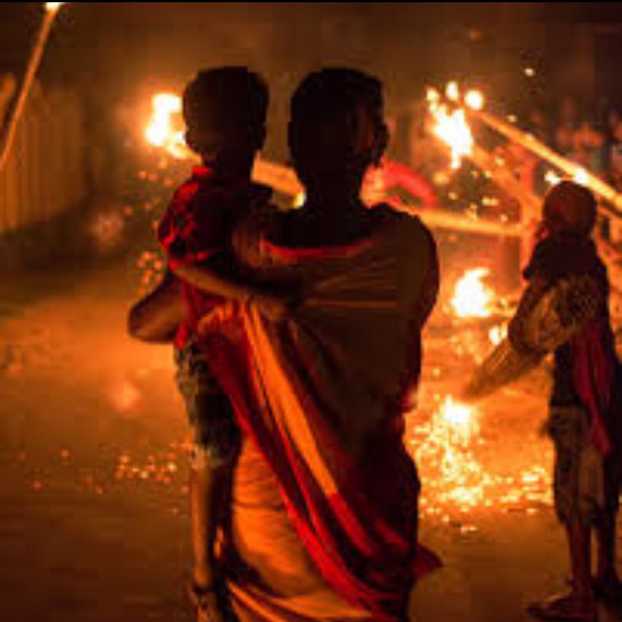 প্রায় ১১ ফুট উচ্চতার এই বিশাল প্রতিমার পদতলে শায়িত থাকেন স্বয়ং শিব। দেবীর অলঙ্কার থাকে ব্যাঙ্কের লকারে, পুজোর দিন স্বর্ণ ও রৌপ্যের সেই গয়না পরে মা সেজে ওঠেন। 