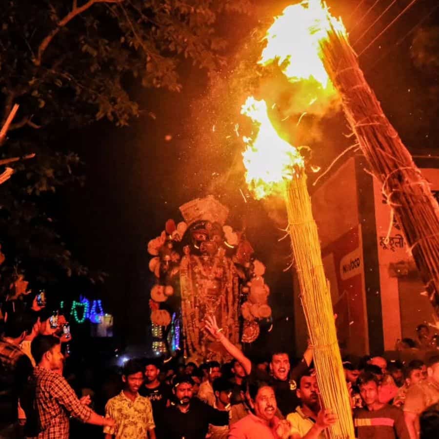 তন্ত্র মতে পুজো হয় রাত ১২টার পর। আর সেই পুজোয় আজও বজায় আছে বলিদানের রীতি, প্রায় ৮০ থেকে ১০০টি ছাগ বলি হয় বলে জনশ্রুতি আছে।