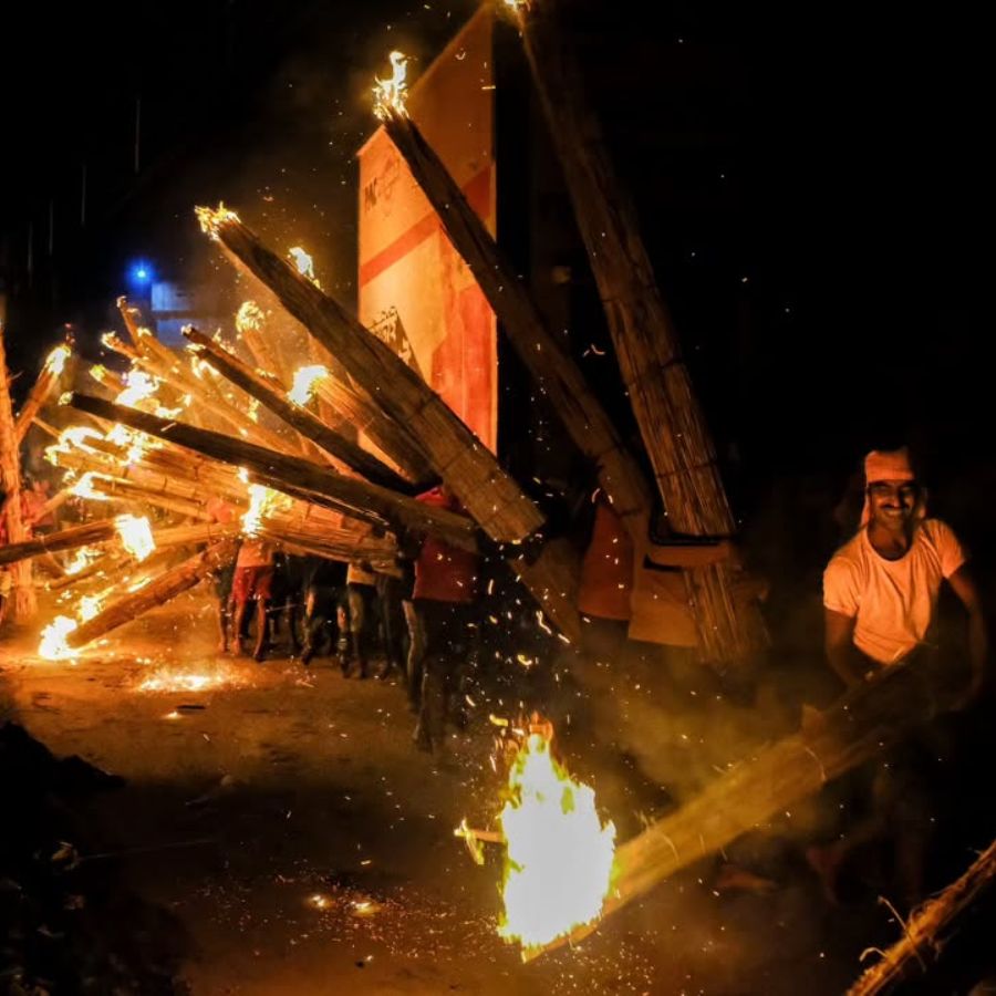 পুজোর মূল আকর্ষণ শুধু রাত জাগে আরাধনা নয়। এক দিকে যেমন রাতভর পুজো চলে, তেমনই অন্য দিকে দিনের বেলায় থাকে সিঁদুর খেলার আয়োজন। কালীপুজোর দিন দুপুরে বোলতলা মায়ের মন্দির প্রাঙ্গণে জড়ো হন ঘোড়ানাশ, মুস্থূলী, আমডাঙা ও একড়েলা গ্রামের গৃহবধূরা। দেবীকে পান-সুপারি-কলা দিয়ে বরণের পর চলে ‘এয়োতি বরণ’ বা ‘ঠারোগো পান’—দুই-তিন ঘণ্টা ধরে চলে এই সিঁদুর খেলা।