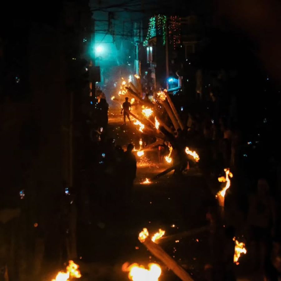 কিন্তু বোলতলা কালীর পুজোকে যা বিশেষ মাত্রা দিয়েছে, তা হল দেবীর বিসর্জন। এই বিসর্জন সাধারণ হাঁটা পথে হয় না। 