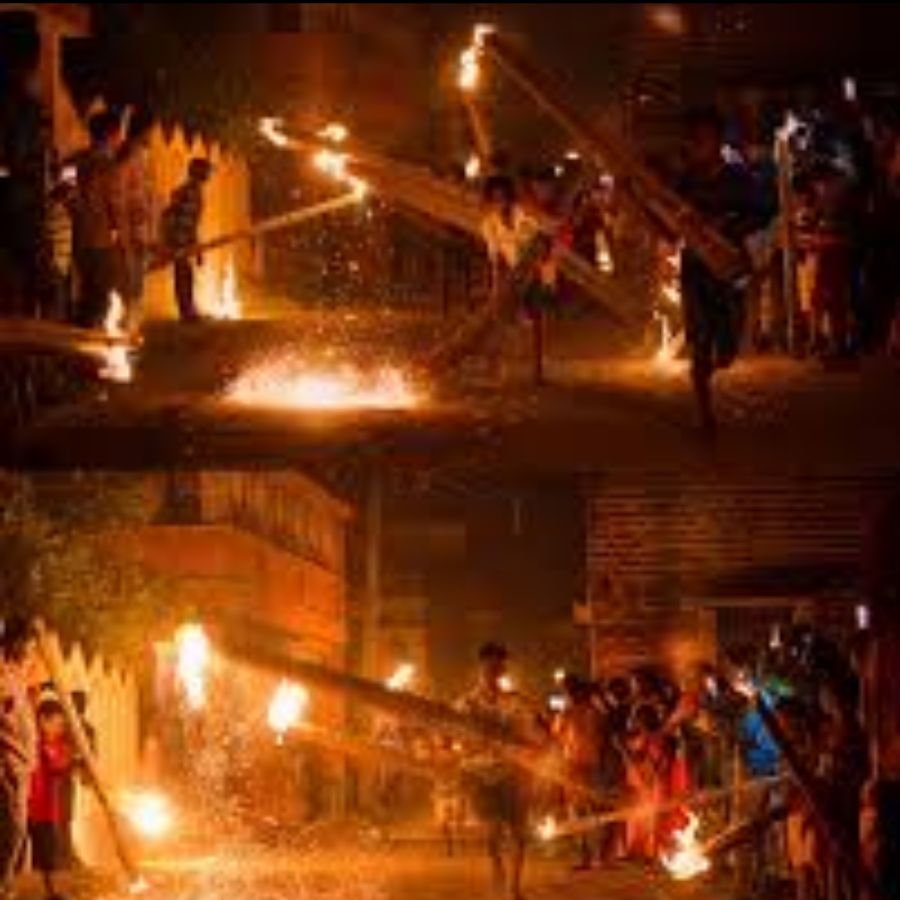 বিসর্জনের সময় মন্দিরের সমস্ত আলো নিভিয়ে দেওয়া হয়। হাজার হাজার মানুষের হাতে শুধু জ্বলে ওঠে পাটকাঠির মশাল। 