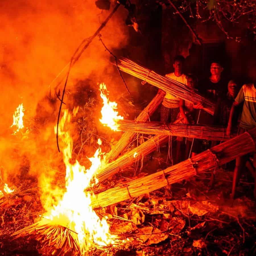 দেবী প্রতিমাকে কাঁধে তুলে নেন গ্রামবাসীরা। তার পরই শুরু হয় এক অবিশ্বাস্য দৌড়! দেবীকে হেঁটে নিয়ে যাওয়া যায় না—কাঁধে প্রতিমা নিয়ে ছোটাই এখানে রেওয়াজ। জয়ধ্বনি দিতে দিতে দেবী ছুটে যান পাশের গ্রাম আমডাঙায়, সেখানে বুড়ো শিবের সঙ্গে সাক্ষাৎ পর্ব চলে। তার পর ফের দৌড়ে ফিরে এসে মন্দিরের পাশের পুকুরে হয় প্রতিমা বিসর্জন। 