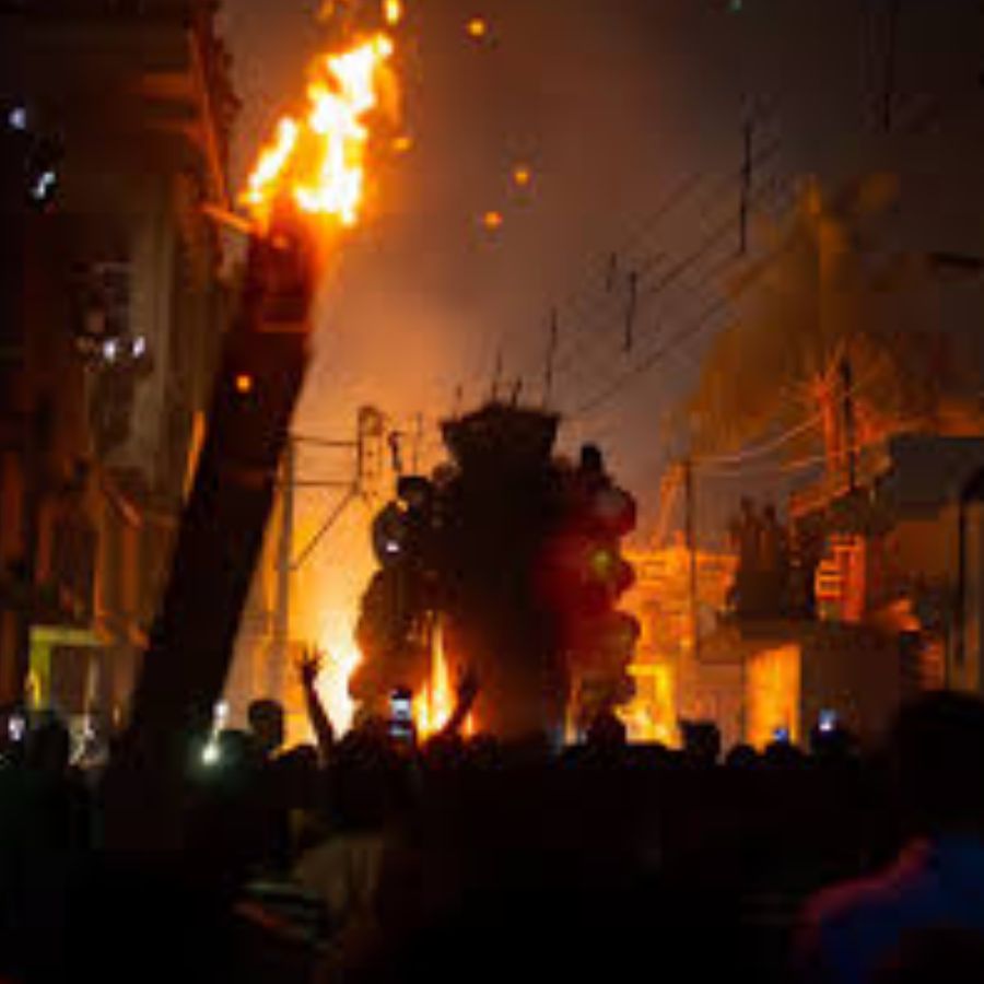 প্রতিমা কাঁধে নেওয়ার জন্য মানুষের মধ্যে হুড়োহুড়ি পড়ে যায়। রাস্তার দু’ধারে উপচে পড়া ভিড় শুধু এই দৌড় আর আলো-আঁধারের দৃশ্য দেখবে বলে। (এই প্রতিবেদনটি ‘আনন্দ উৎসব’ ফিচারের একটি অংশ)।