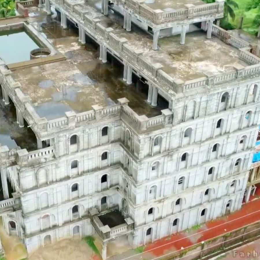 আর ঠিক এই সময়েই নোয়াখালীর সোনাপুকুর এলাকার একটি রাজকীয় বাড়ি ঘিরে তৈরি হয়েছে এক অদ্ভুত কৌতূহল। 