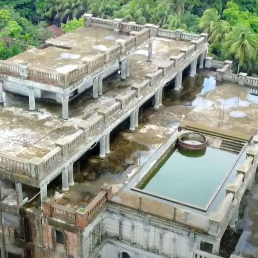 দূর থেকে দেখলে মনে হয়, এ যেন কোন সিনেমার সেট, বা ইতিহাসের পাতা থেকে উঠে আসা আস্ত এক রাজপ্রাসাদ!