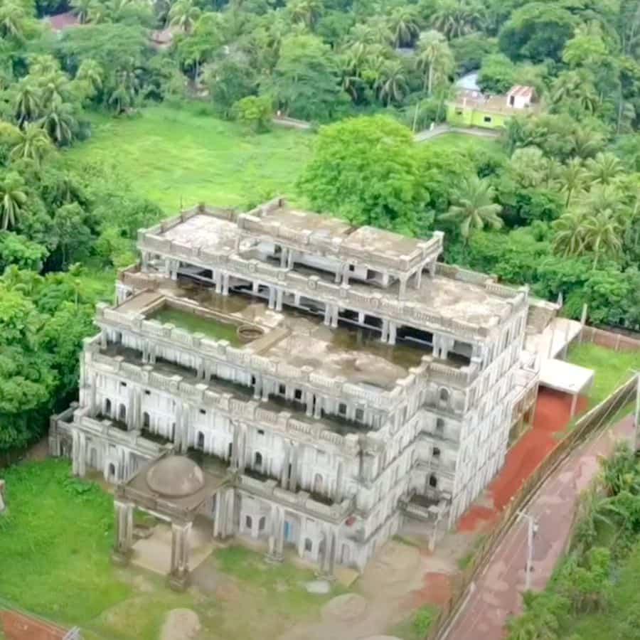 তবে এটি নিছকই একটি স্থাপত্য নয়, এর সঙ্গে জড়িয়ে আছে রহস্যের এক পরত।