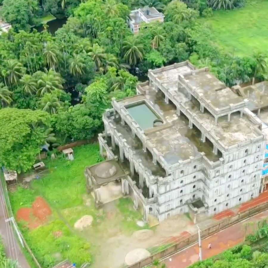 দীর্ঘ দিন কাজ বন্ধ থাকার ফলে এই নির্মাণাধীন প্রাসাদটি এলাকায় 'ভুতুড়ে বাড়ি' রূপেই পরিচিতি লাভ করেছে। তবে সম্প্রতি আবার কাজ শুরু হয়েছে। 