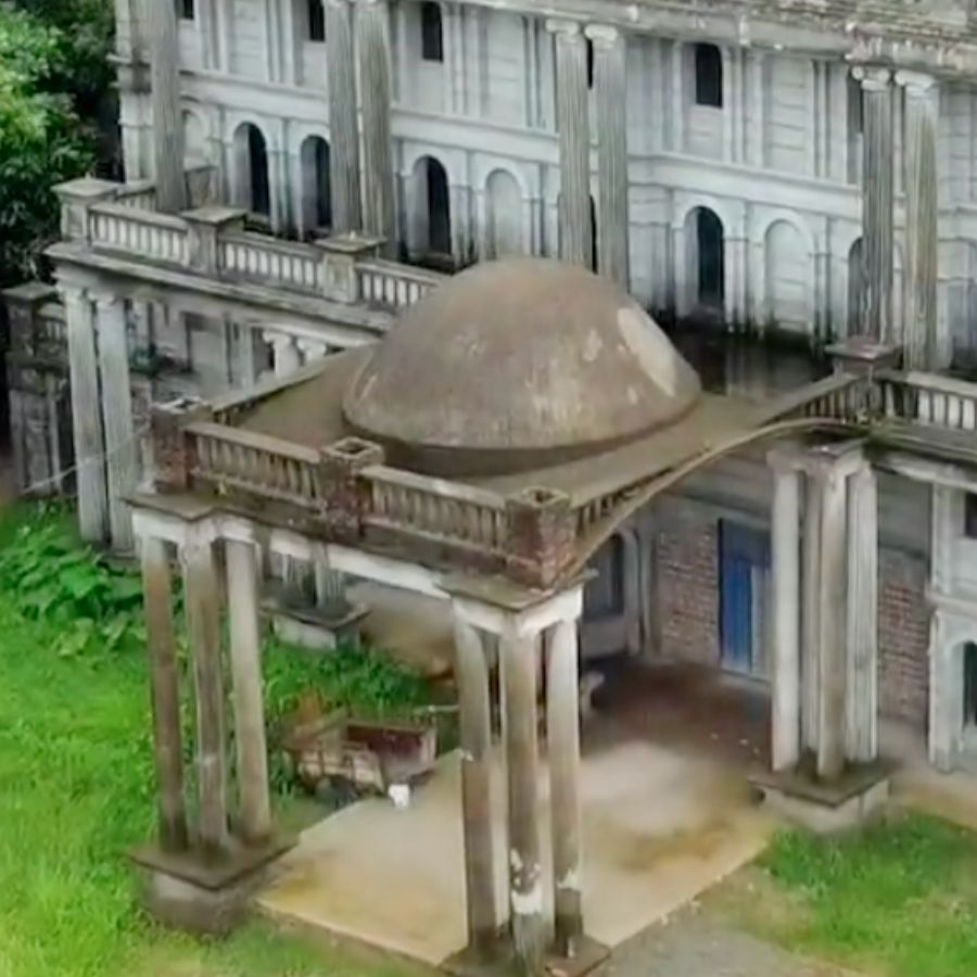 শোনা যাচ্ছে, নিচে থাকবে গাড়ি পার্কিং লট, দোতলায় থাকবে পার্টি সেন্টার, আর তিনতলা থেকে শুরু হবে পুরোদস্তুর গেস্ট হাউস।