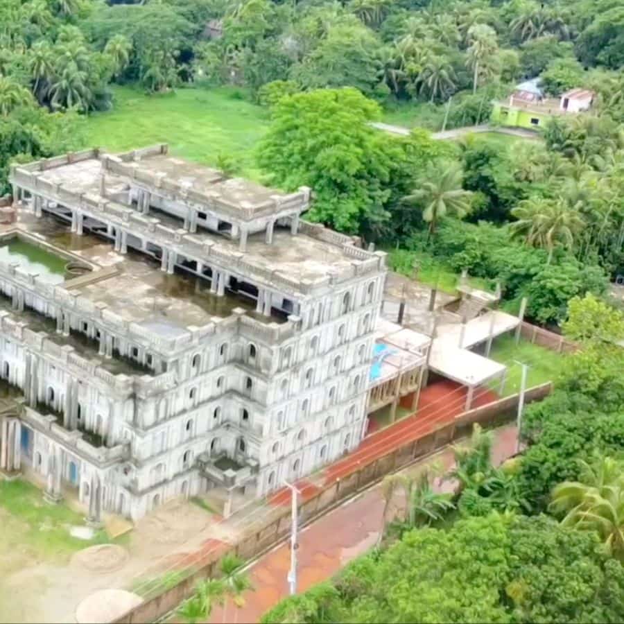 ভূত চতুর্দশীর আগে এ বার ঘুরে আসা যেতে পারে এই স্থান থেকে। স্বচক্ষে দেখে আসা যাক, স্থাপত্যের এই চমক। এত দিনেও কেন শেষ হল না এই কাজ? কার অপেক্ষা করছে এই রাজকীয় ভবন? এই প্রশ্নগুলোই এখন ঘুরছে সোনাপুকুরের আকাশে-বাতাসে। (এই প্রতিবেদনটি ‘আনন্দ উৎসব’ ফিচারের একটি অংশ)।