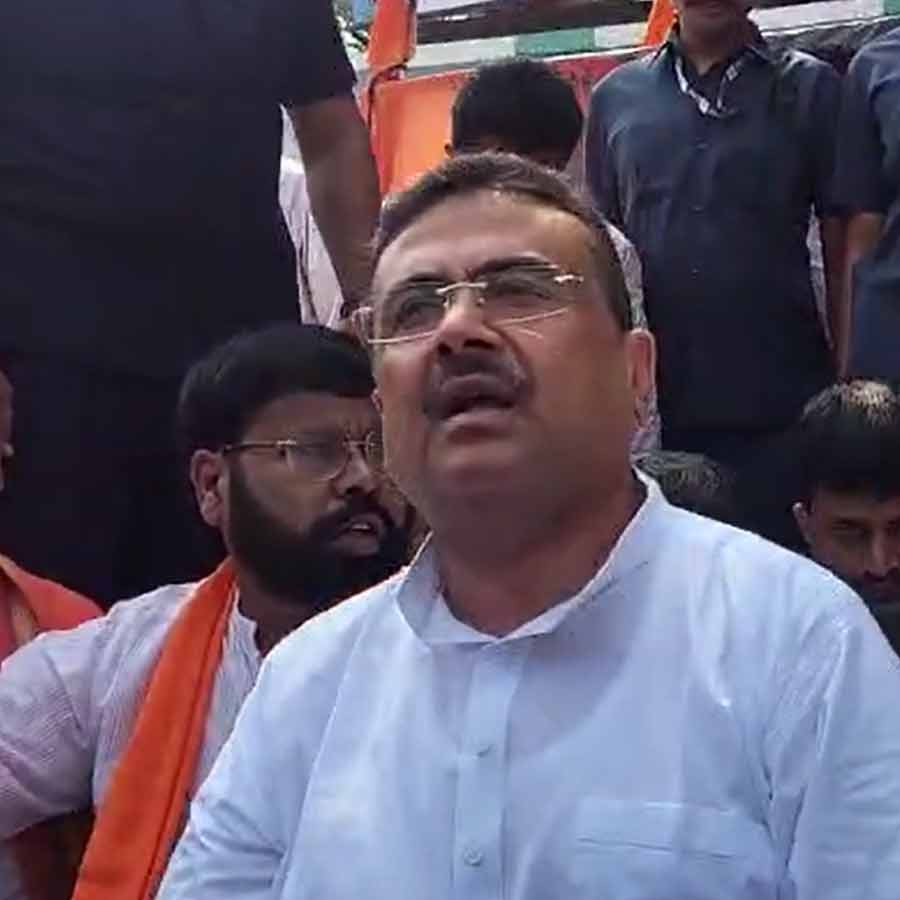 সোমবার দুর্গাপুরে বিজেপির ধর্নামঞ্চে শুভেন্দু অধিকারী।