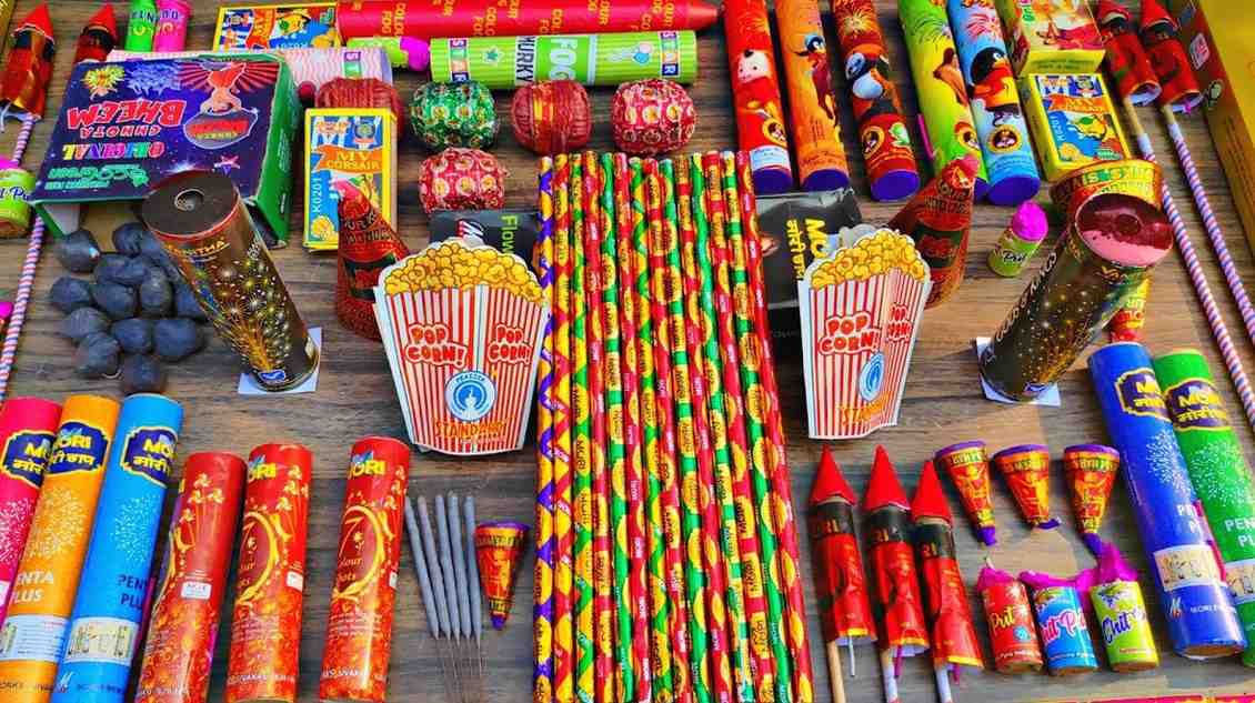 আরও একটি নতুন ধরনের বাজি হল 'লাট্টু স্পিনার'! এই বাজি লাট্টুর মতো ঘুরতে ঘুরতে উপরে ওঠে! তার পরে আকাশে নানা রঙের আলো তৈরি করে!