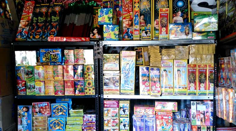 অন্য একটি নতুন বাজি হল 'ময়ূর বাজি'! এই বাজি ফাটলে ময়ূরের পেখমের মতো আলোর ঝলক দেখা যায়! এটি ক্রেতাদের মধ্যে বেশ আগ্রহ তৈরি করেছে।