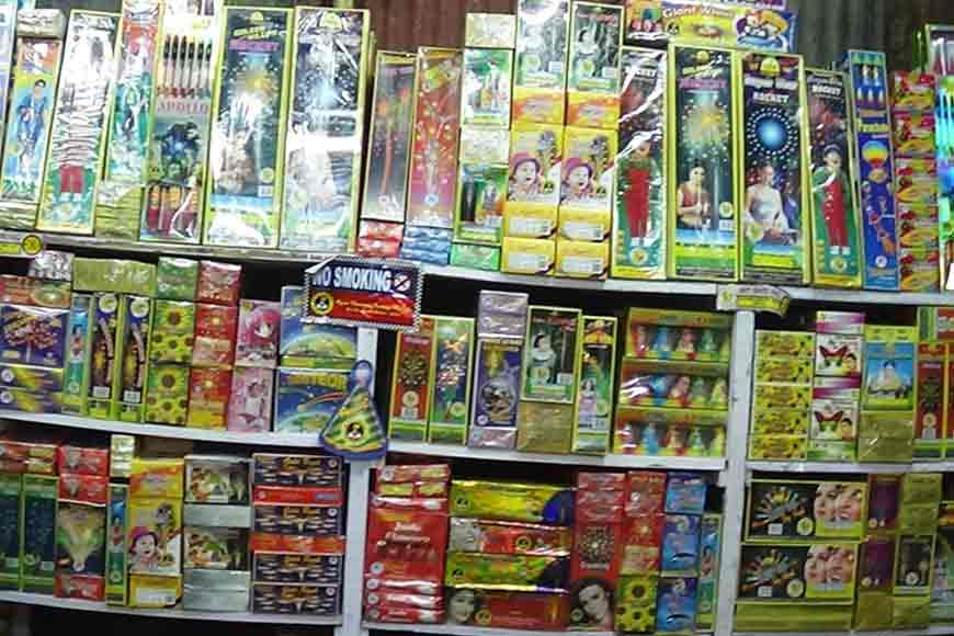 এ বছর বাজারে এসেছে একদম নতুন বাজি 'ক্রোড়পতি'! এই বাজি দেখতে অনেকটা শেলের মতো। এটি আকাশে উঠে ফাটার পরে ধোঁয়ায় টাকার নোটের আদল তৈরি করে!