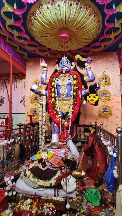 বলা হয়, দেবী কালিকার হাতে কদমা না-দিলে নাকি মায়ের পুজো অসম্পূর্ণ থেকে যায়। চিনি ফুটিয়ে ঘন করে তাল পাকিয়ে তার পর সুতোয় কেটে কেটে কদমা বানানো হয়। কদমার উপর, নীচ কমলালেবুর মতো একটু চাপা। 