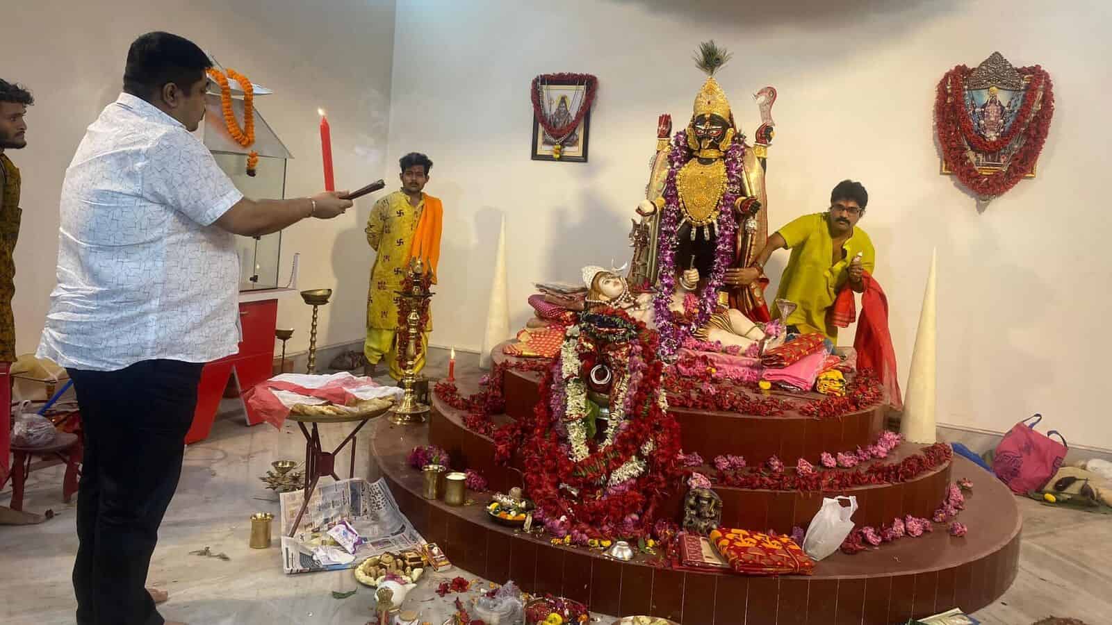 এই মানকরে রয়েছেন বড়মা। মানকরের বড়মার পুজো পুর্ব বর্ধমান জেলা তথা বাংলার অন্যতম প্রাচীন কালীপুজো। এই পুজোয় দেবীর উদ্দেশ্যে পাঁচ সের ওজনের এক জোড়া কদমা বলি দেওয়া হয়।