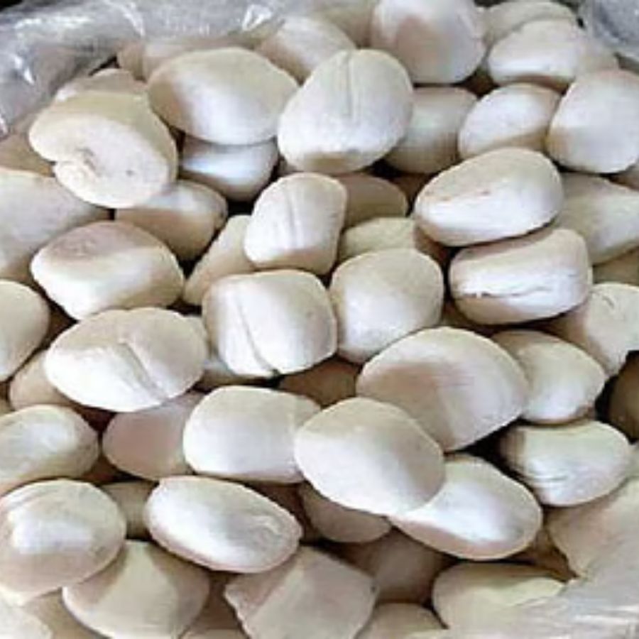 পুজো হবে কী ভাবে? মায়ের পুজো হবে না? দুঃখে কাতর হীরু ডাকাতের চোখে ঘুম নেমে এল। স্বপ্নাদেশ দিলেন দেবী কালিকা। বললেন, গ্রামে কদম ময়রা আছে। তাকে গিয়ে বল মায়ের আদেশ চিনি আর জল দিয়ে কদম ফুলের মতো মিষ্টি তৈরি করে দিতে হবে। 