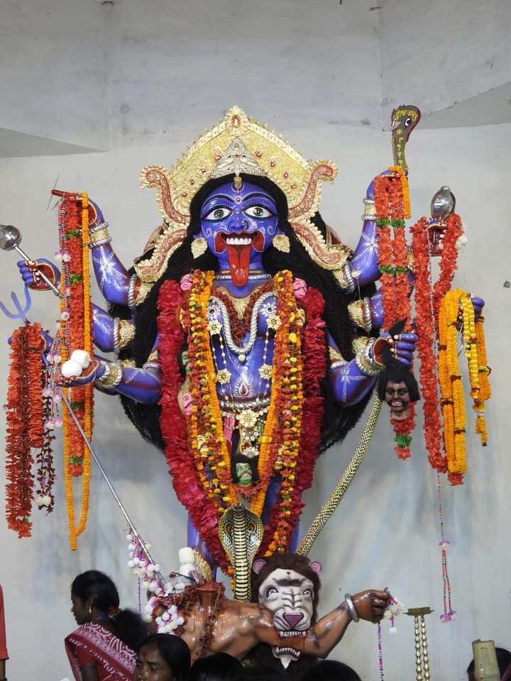 ময়রা বানিয়ে দিলেন, সেই কদমা নিয়ে এসে পুজো সারল হীরু। কালী আরাধনার সঙ্গে জড়িয়ে পড়ল কদমা। আজও মা কালীর বাম হাতে কদমা না-দিলে কালী পুজো সম্পূর্ণ হয় না বর্ধমানে। 