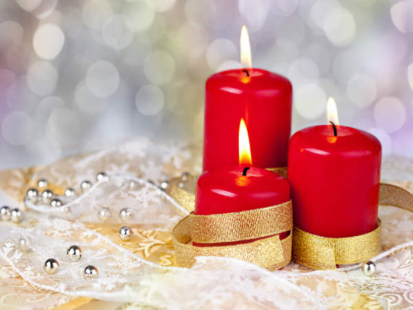 মোমবাতি সুগন্ধী করে তুলতে নিতে পারেন আপনার পছন্দের বিভিন্ন ধরনের এসেনশিয়াল অয়েল (যেমন - ল্যাভেন্ডার, গোলাপ ইত্যাদি)। এ ছাড়াও, রং করার জন্য মোম রং বা সামান্য ফুড কালার (ঐচ্ছিক) নিতে পারেন। আর লাগবে, মোম গলানোর জন্য একটি ডাবল বয়লার বা দু'টি পাত্র।