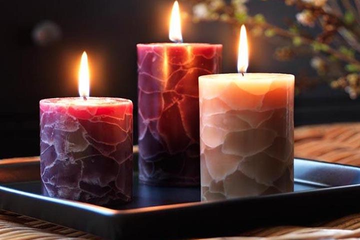 মোম গরম করার নিয়ম হল - মোম সরাসরি গ্যাসে গরম করবেন না। একটি বড় পাত্রে জল গরম করুন। তার উপর মোম ভর্তি অন্য বাটি বসিয়ে দিন। মোম গলতে থাকলে মাঝে মাঝে নাড়ুন।