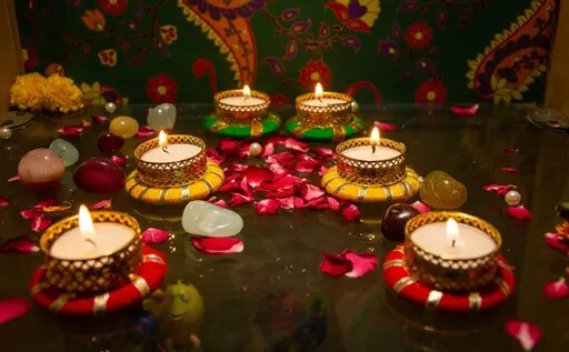 এ ভাবে মোম পুরোপুরি গলে গেলে আঁচ বন্ধ করুন। এ বার তাতে কয়েক ফোঁটা পছন্দের এসেনশিয়াল অয়েল মেশান। মোমের সঙ্গে রং মেশাতে চাইলে এই সময় মেশান। মিশ্রণটি ভাল করে নাড়িয়ে নিন।