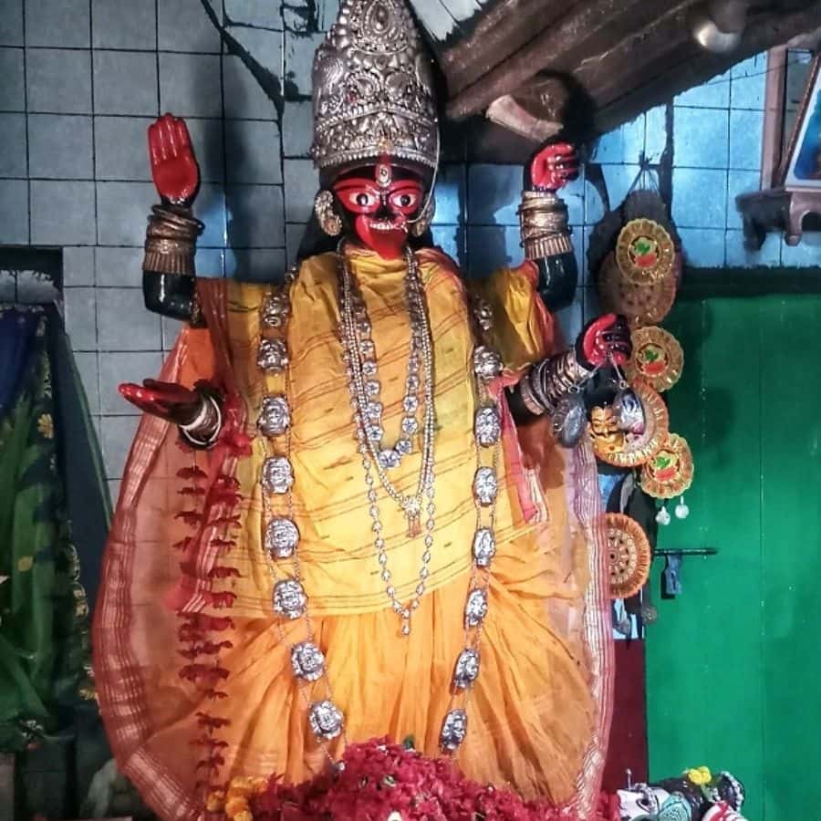 আরও একটি জনশ্রুতি অনুযায়ী, এই মন্দিরে পুজো দিতে আসতেন ‘অ্যান্টনি ফিরিঙ্গি’। কালীকে গানও নাকি শোনাতেন অ্যান্টনি। দাবি খানা এমন যেন অ্যান্টনি কবিয়ালের জন্যেই বউবাজারের সিদ্ধেশ্বরী কালীর নাম হয়েছে ফিরিঙ্গি কালী।