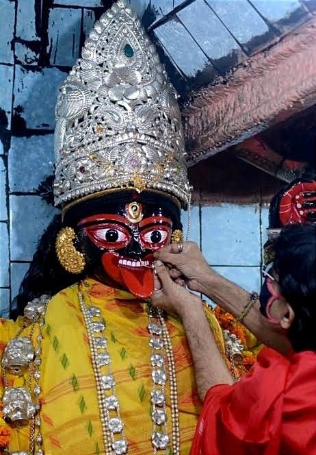 ফিরিঙ্গি মূলত ভিনদেশি ইউরোপিয়দের বলা হতো। গোদা বাংলায়, সাহেবদের ফিরিঙ্গি বলে ডাকত দেশীয়রা। কালী কেন ফিরিঙ্গি হলেন? 