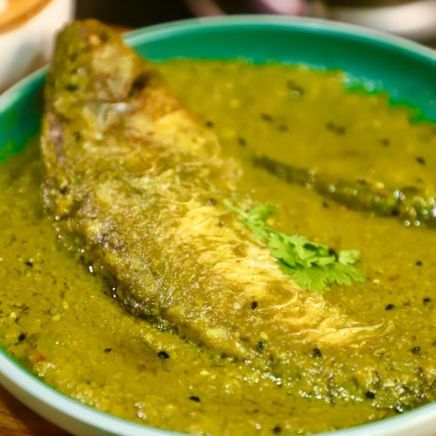 তার পর ধনে পাতা ছড়িয়ে গ্যাস নিভিয়ে ঢাকা দিয়ে কিছু ক্ষণ রাখুন। ভাইফোঁটার দুপুরে গরম গরম ভাতের সঙ্গে পরিবেশন করুন এই পদ। 