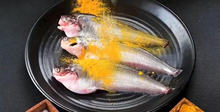 মাছের গায়ে নুন, হলুদ এবং সর্ষের তেল ভাল করে মাখিয়ে নিতে হবে। 