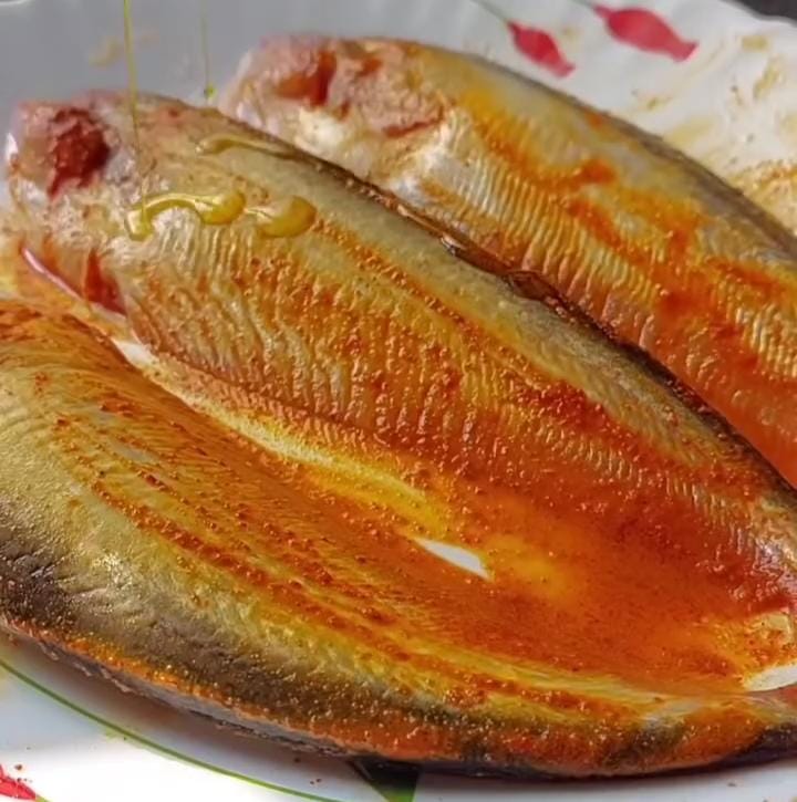 মাছগুলো ম্যারিনেট করে ঢাকা দিয়ে রেখে দু’টো মিশ্রণ বানিয়ে নিন। 