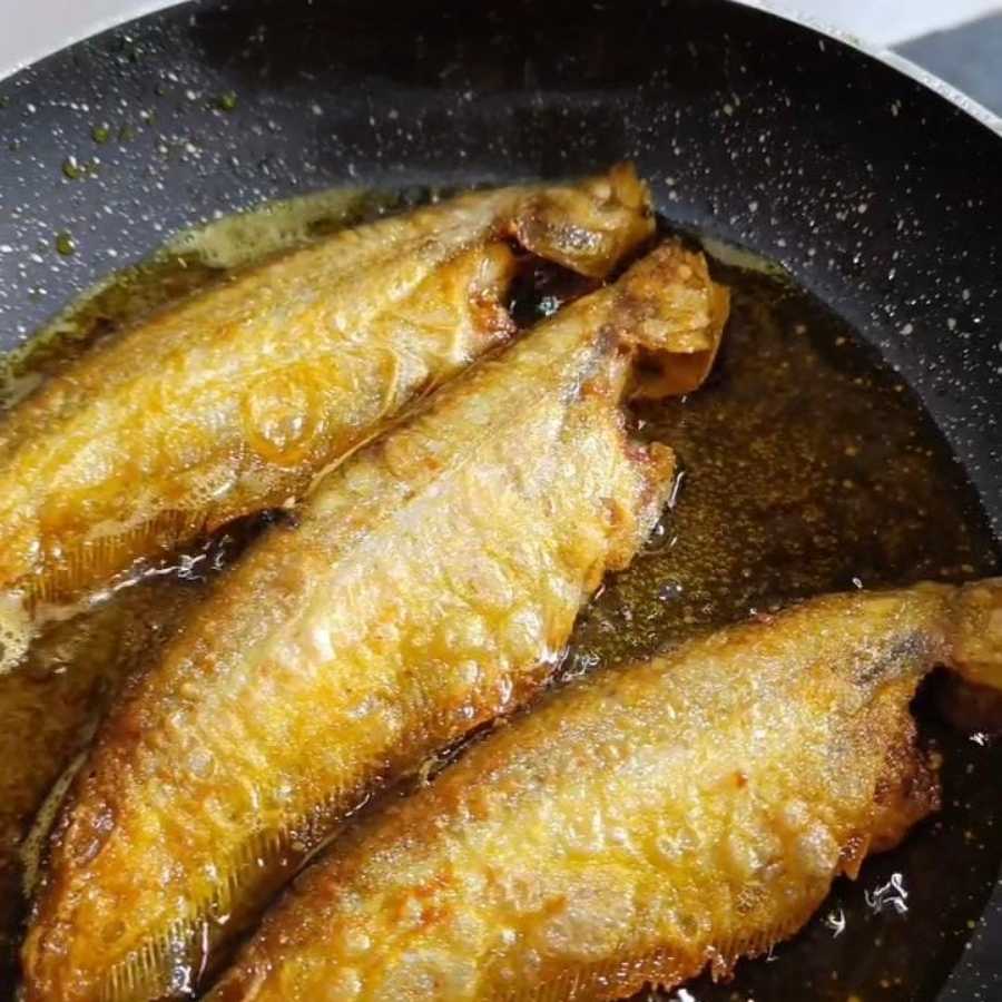 তেল গরম হলে ছেড়ে দিন মাছগুলো। হালকা করে ভেজে তুলে নিন।