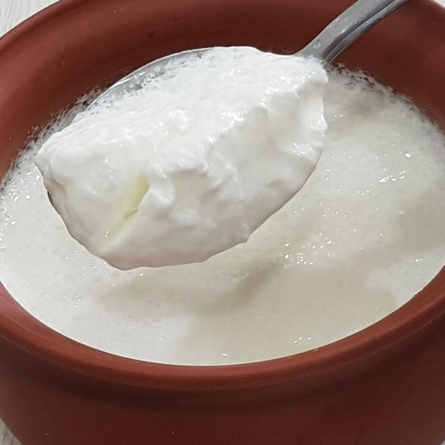 এ বার কড়াইয়ে দিয়ে দিন দই, পোস্ত, সর্ষের মিশ্রণ। ভাল করে এ বার কষিয়ে নিন। 