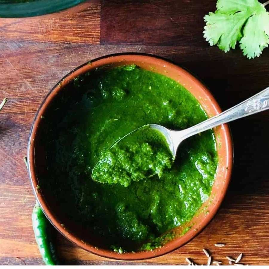 ৩-৪ মিনিট কষানোর পর যোগ করুন ধনেপাতা এবং লঙ্কার মিশ্রণ। এটাও ভাল করে কষিয়ে নিন। 