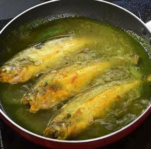 ঝোল ফুটে উঠলে তাতে মাছগুলো দিয়ে ঢাকা দিয়ে আঁচ কমিয়ে ৩-৪ মিনিট রাখুন। 