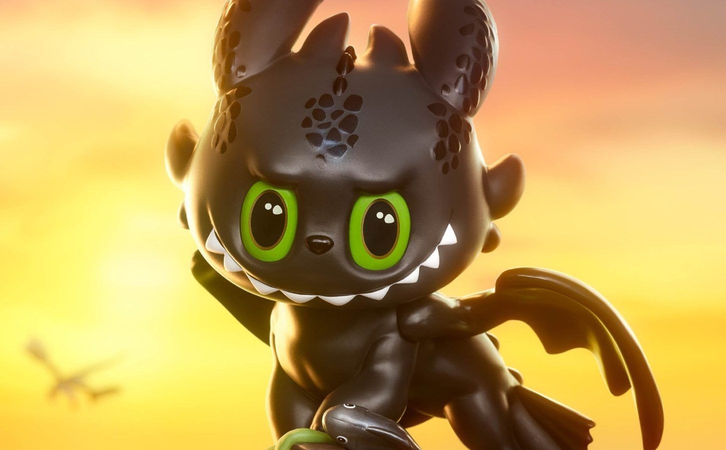 কে-পপ তারকা লিসা (ব্ল্যাকপিঙ্ক) এই পুতুলের ছবি সোশ্যাল মিডিয়ায় পোস্ট করেন। তার পরই বিশ্ব জুড়ে এর জনপ্রিয়তা দ্রুত বাড়ে। এটি 'ব্লাইন্ড বক্স' কৌশলে বিক্রি হয়, যা ক্রেতাদের কৌতূহল বাড়ায়।