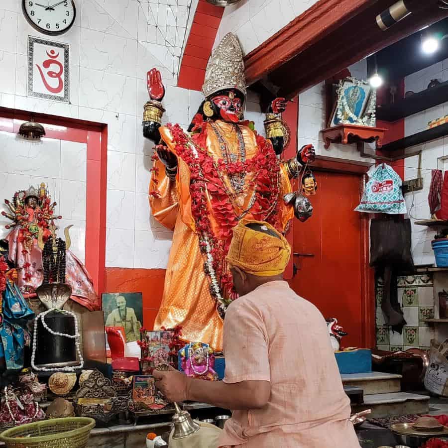 দেশীয়দের পাশাপাশি ফিরিঙ্গিরাও আসতেন শ্রীমন্তর কাছে। মৃত্যু ভয় তো লালমুখো সাহেব আর ডাল-ভাত খাওয়া বাঙালির আলাদা হয় না!