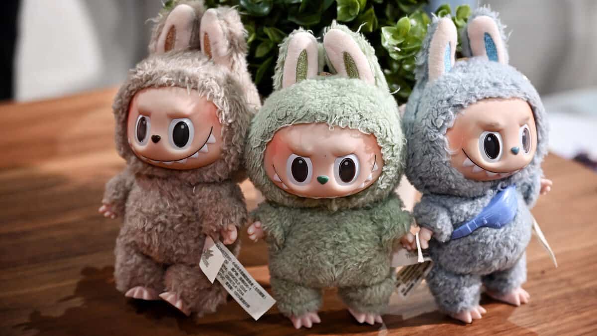 এ দিকে, সামাজিক মাধ্যমে লাবুবুকে 'অভিশপ্ত' বলে প্রচার করা হচ্ছে। কেউ কেউ এটিকে প্রাচীন মেসোপটেমীয় দৈত্য 'পাজুজু'-র সঙ্গে তুলনা করেন। অনেকে দাবি করেন, পুতুলটি বাড়িতে আনার পর নানা খারাপ ঘটনা ঘটছে!