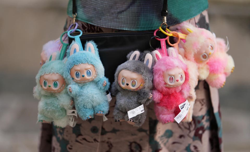 লাবুবুর পক্ষে মত হল - এটি একটি 'আর্ট টয়' বা সংগ্রহ করার মতো জিনিস। ফ্যাশন স্টেটমেন্ট হিসাবেও এটি জনপ্রিয়। আর, লাবুবুর বিপক্ষে মত হল - অনেকে অতিরিক্ত দাম এবং খারাপ মানের নকল পুতুল নিয়ে অভিযোগ করেছেন।