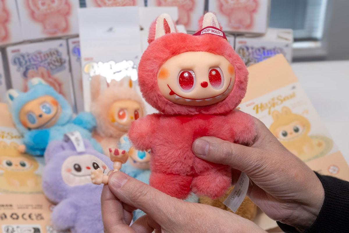 লাবুবু একটি সাধারণ খেলনা, কোনও পৌরাণিক বা অশুভ শক্তি নয়। এটি মূলত একটি 'ফ্যাশন কি-চেইন' বা সংগ্রহ করার মতো পুতুল। আসলে, পুতুলটির রহস্যময় ডিজাইনই বিতর্কের জন্ম দিয়েছে।