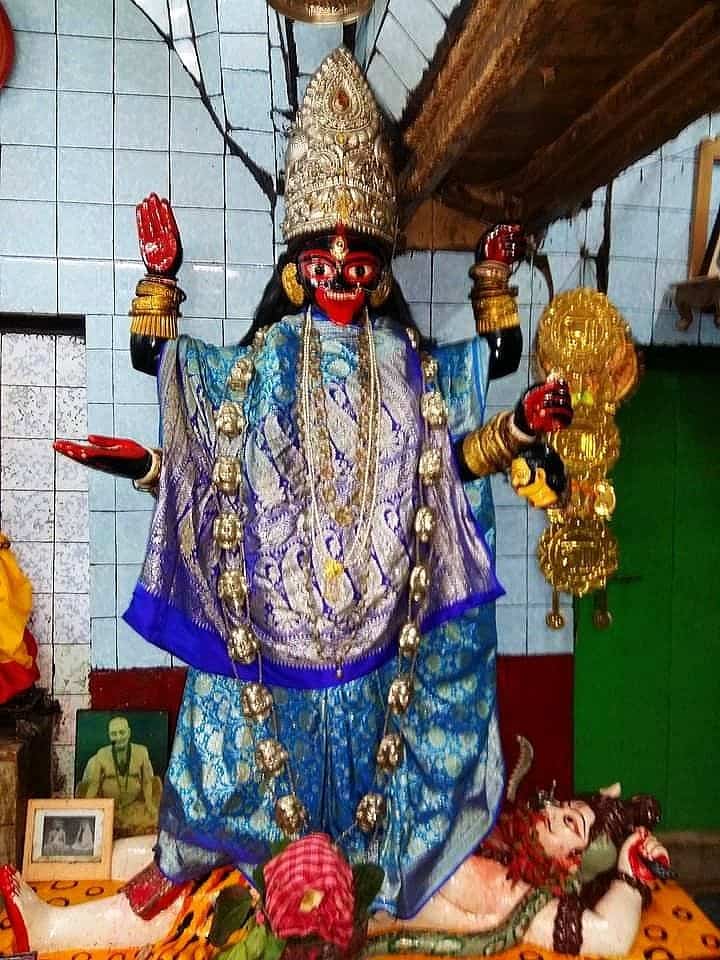 তবে একটা প্রচার আগে থেকে ছিলই, জনশ্রুতি হিসাবে ছিল। নয়তো সিনেমায় কেন সে কাহিনি জায়গা পাবে! জনশ্রুতি যে বার বার ইতিহাসের আসন ছিনিয়ে নেয় পৃথিবীতে।  (এই প্রতিবেদনটি ‘আনন্দ উৎসব’ ফিচারের একটি অংশ)।