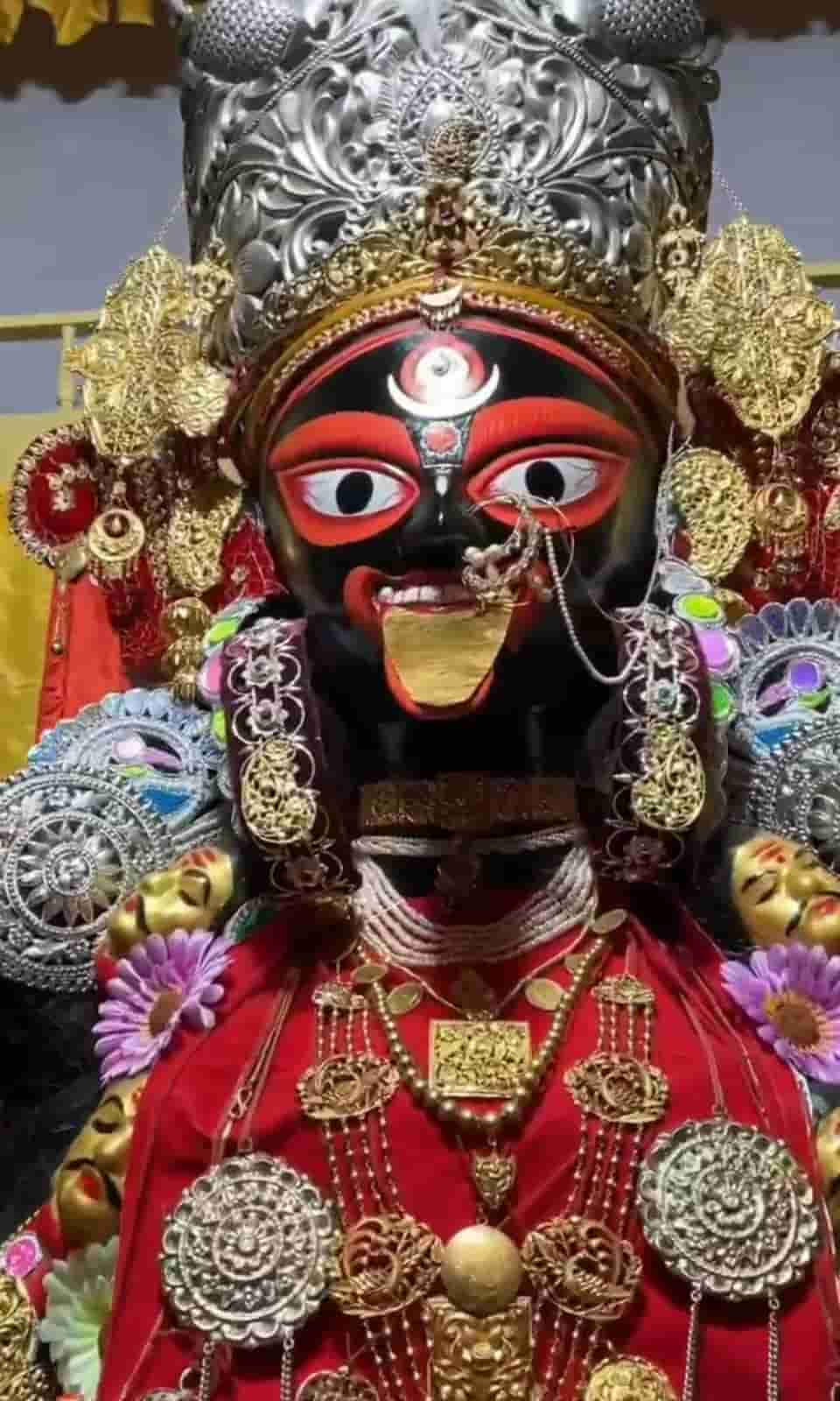 পুজোর দিনে ১০৮টি প্রদীপ জ্বালানো হয়। এখানকার বিশেষ রীতি হল, দেবীকে প্রথমে ডাকের সাজে সাজিয়ে রাত গভীর হলে সোনার-রুপোর গয়না দিয়ে সাজানো হয়।